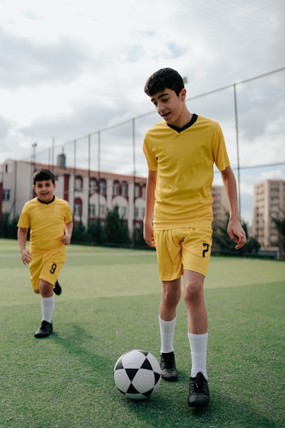 تتويج دي بروين بلقب أفضل لاعب في الدوري الإنجليزي يثير عاصفة من الانتقادات